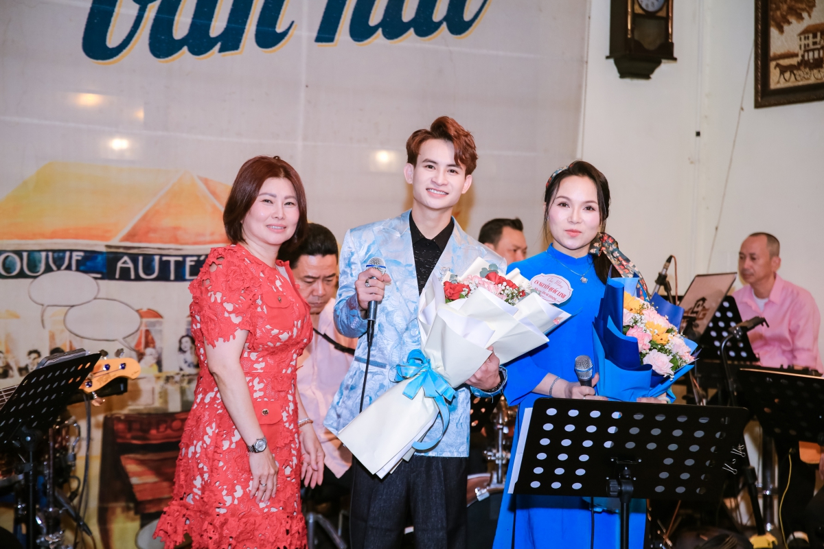 Nguyễn Quốc Linh h&aacute;t li&ecirc;n tục 20 ca kh&uacute;c trong đ&ecirc;m nhạc ri&ecirc;ng - Ảnh 3.
