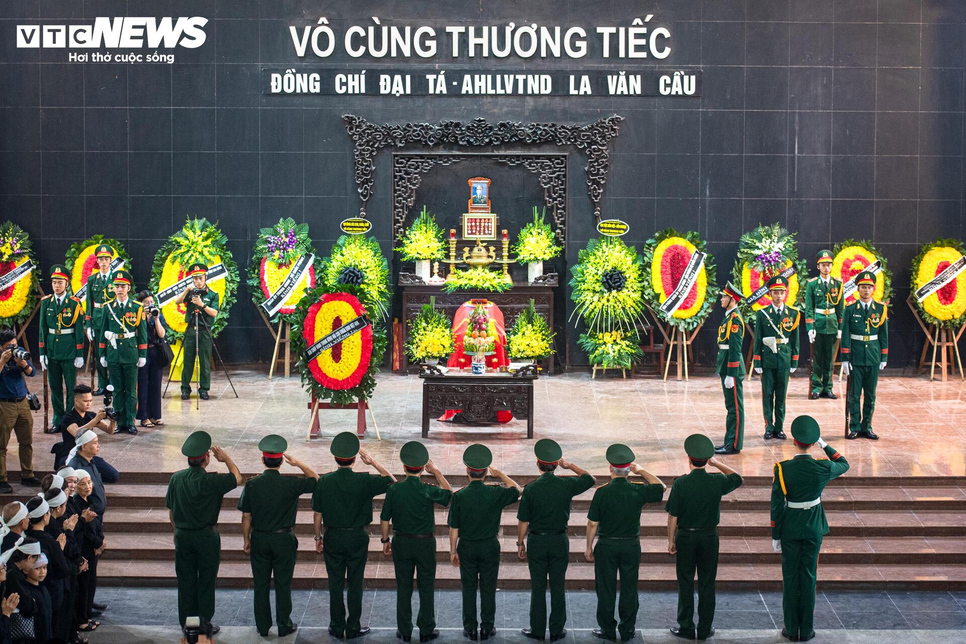 Tiễn biệt Anh h&ugrave;ng La Văn Cầu: Lễ tang X&uacute;c động tại Nh&agrave; tang lễ Bộ Quốc ph&ograve;ng - Ảnh 1.