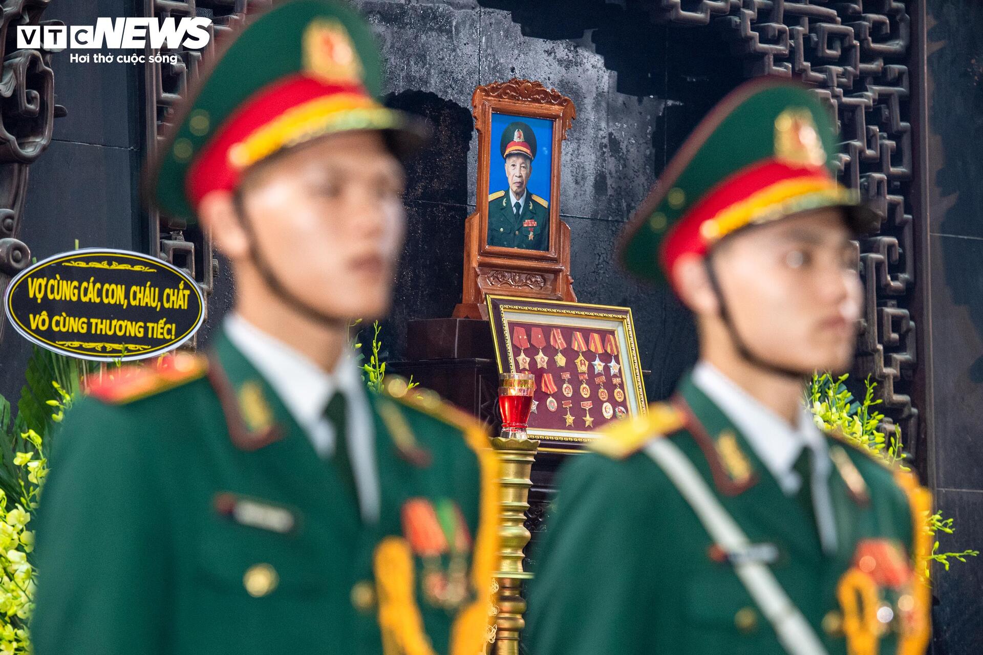 Tiễn biệt Anh h&ugrave;ng La Văn Cầu: Lễ tang X&uacute;c động tại Nh&agrave; tang lễ Bộ Quốc ph&ograve;ng - Ảnh 12.