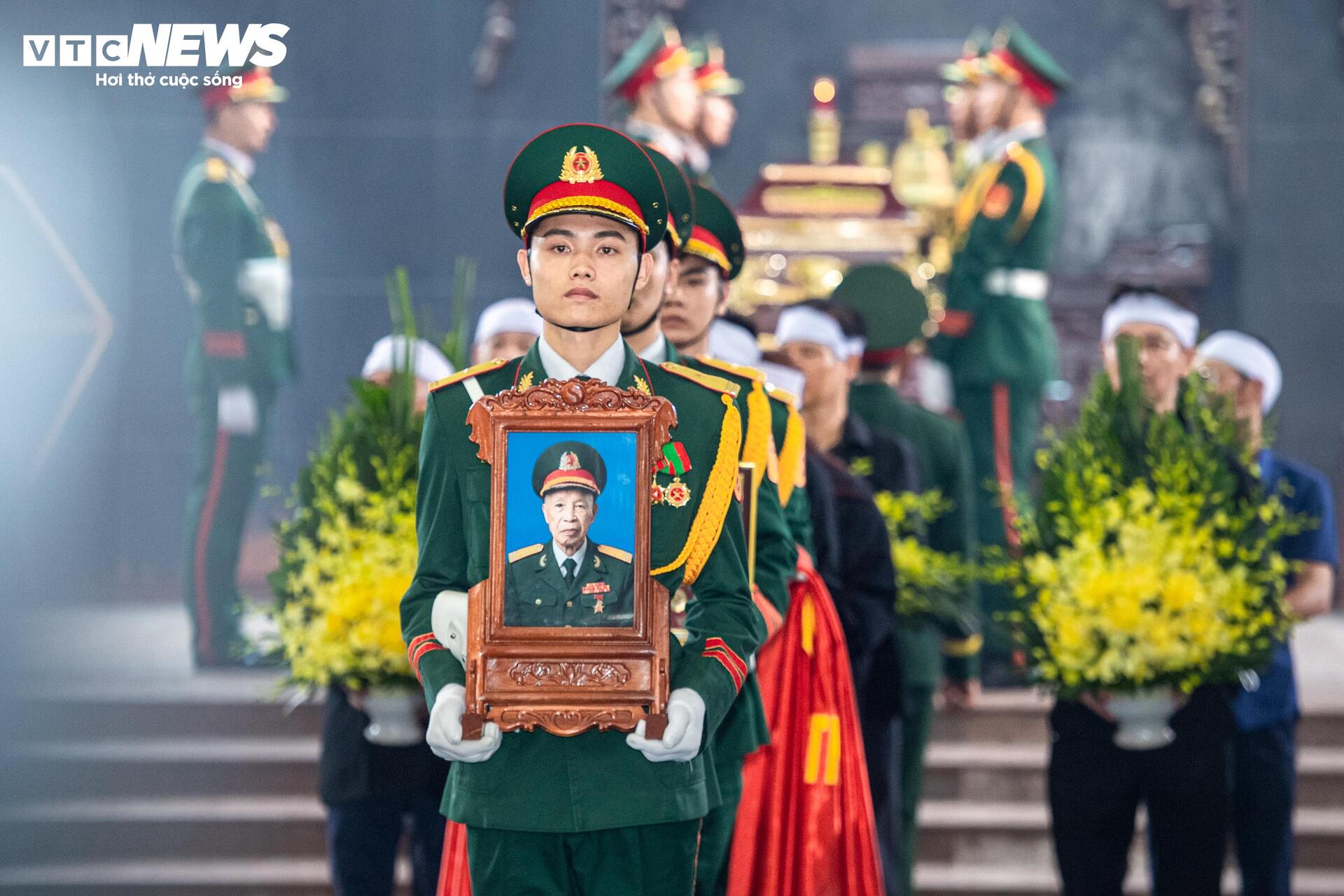 Tiễn biệt Anh h&ugrave;ng La Văn Cầu: Lễ tang X&uacute;c động tại Nh&agrave; tang lễ Bộ Quốc ph&ograve;ng - Ảnh 15.