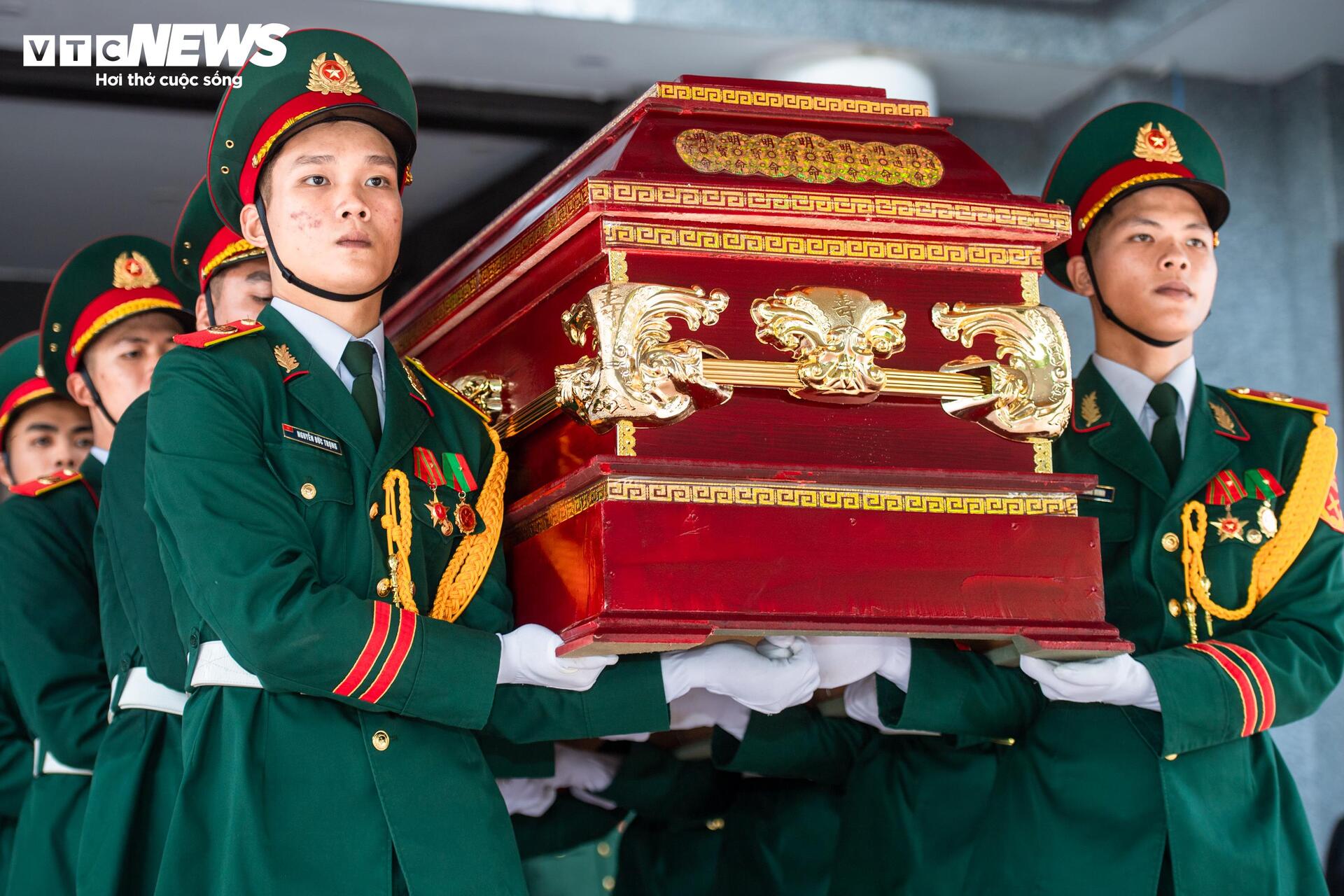 Tiễn biệt Anh h&ugrave;ng La Văn Cầu: Lễ tang X&uacute;c động tại Nh&agrave; tang lễ Bộ Quốc ph&ograve;ng - Ảnh 14.