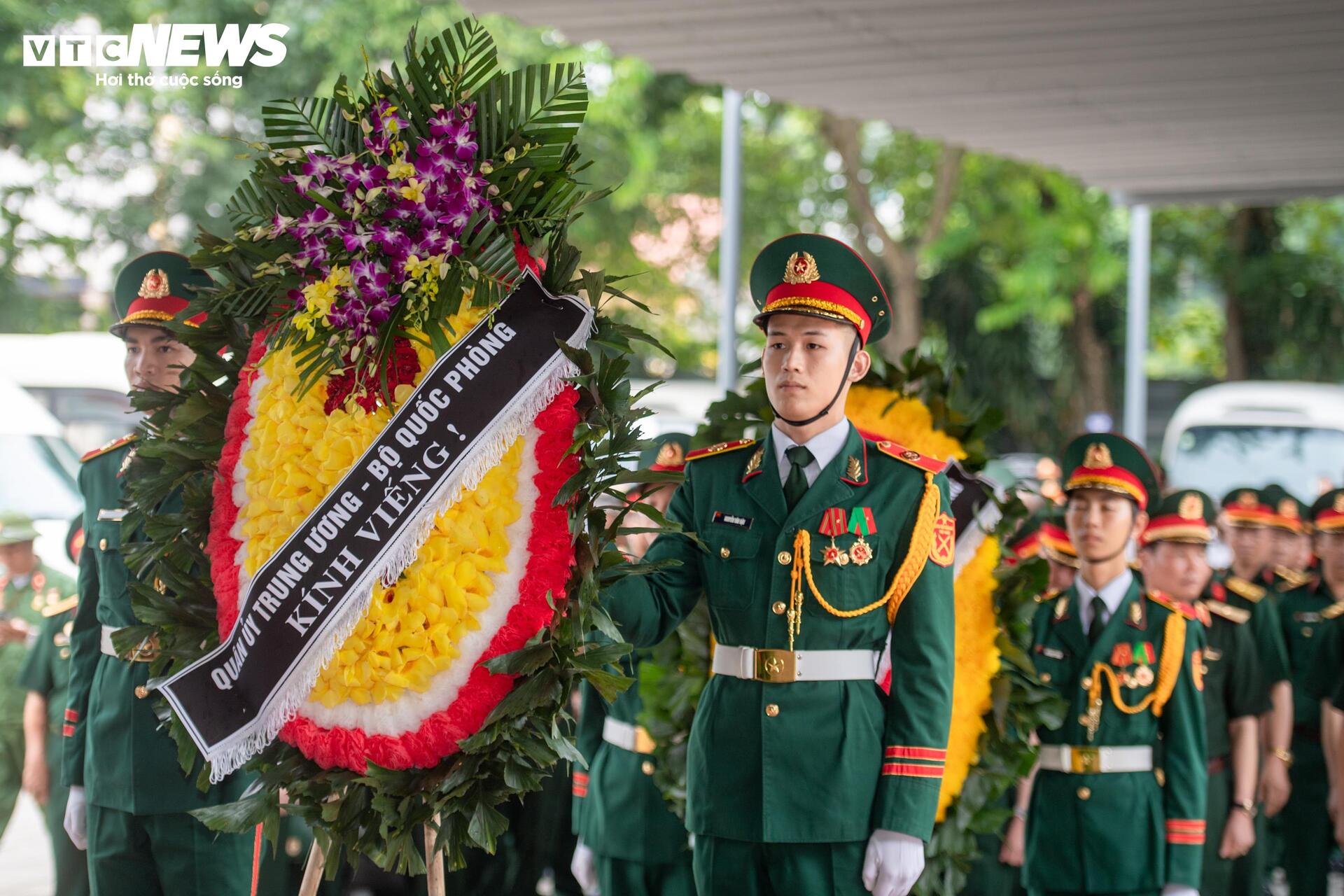 Tiễn biệt Anh h&ugrave;ng La Văn Cầu: Lễ tang X&uacute;c động tại Nh&agrave; tang lễ Bộ Quốc ph&ograve;ng - Ảnh 4.