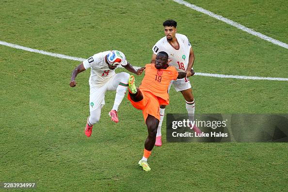 DIỄN BIẾN H&agrave; Lan 0-0 Morocco: Cầu thủ H&agrave; Lan đổ m&aacute;u, thế trận căng như d&acirc;y đ&agrave;n - Ảnh 3.