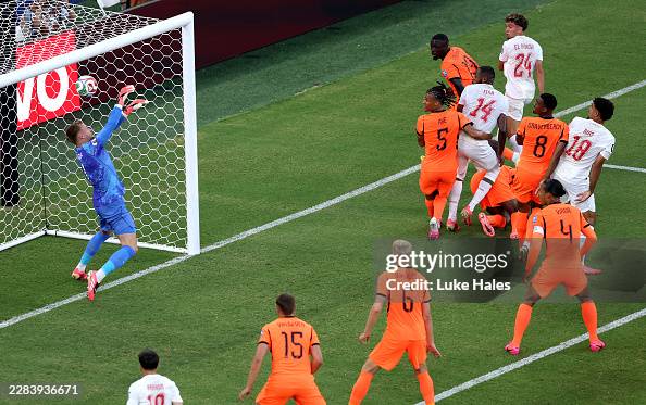 DIỄN BIẾN H&agrave; Lan 0-0 Morocco: Cầu thủ H&agrave; Lan đổ m&aacute;u, thế trận căng như d&acirc;y đ&agrave;n - Ảnh 2.