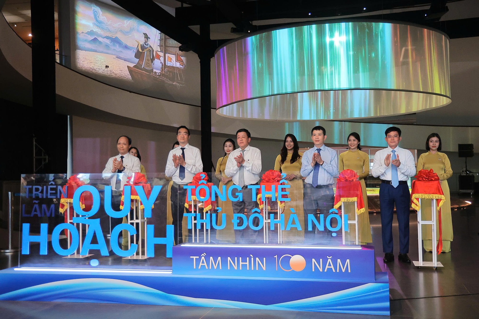 Cận cảnh từng 'ng&oacute;c ng&aacute;ch' tại triển l&atilde;m Quy hoạch thế kỷ của H&agrave; Nội - Ảnh 1.