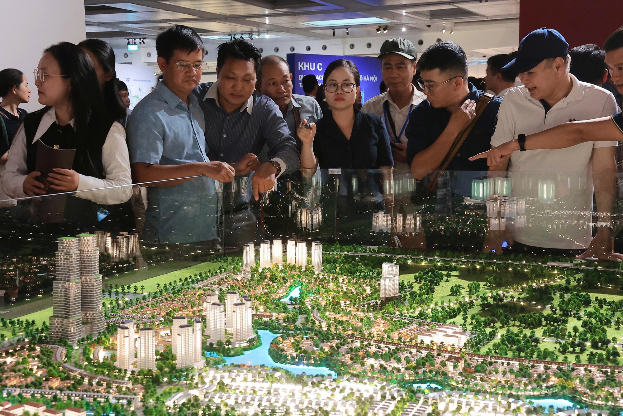 Cận cảnh từng 'ng&oacute;c ng&aacute;ch' tại triển l&atilde;m Quy hoạch thế kỷ của H&agrave; Nội - Ảnh 10.