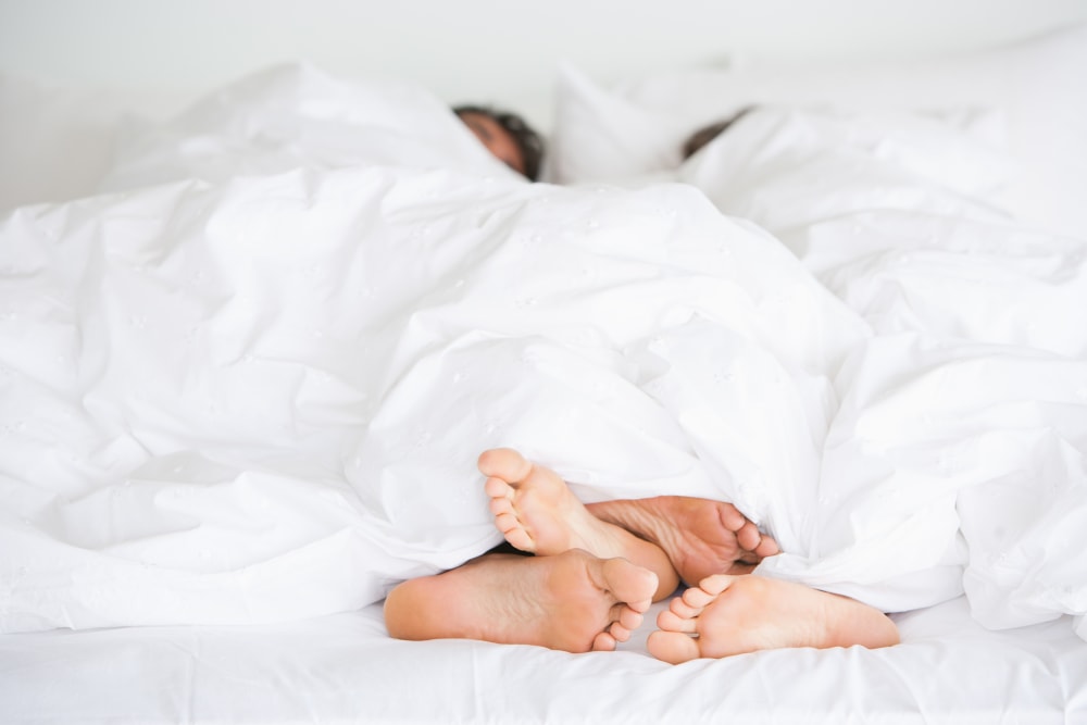Những cặp đ&ocirc;i hạnh ph&uacute;c l&agrave;m "chuyện ấy" bao nhi&ecirc;u lần 1 tuần? - Ảnh 1.