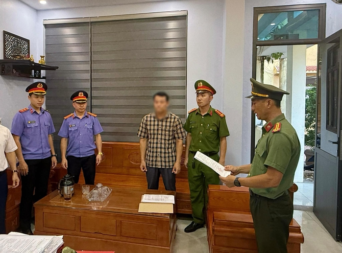 Hiệu trưởng Trường Tiểu học số 2 Quảng Ph&uacute;c bị bắt tạm giam v&igrave; nghi vấn sai phạm - Ảnh 1.