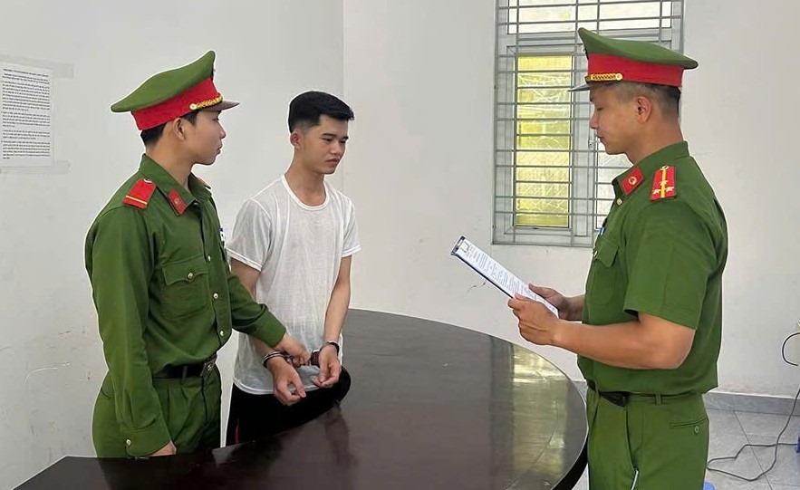Lệnh kh&aacute;m x&eacute;t khẩn cấp, bắt khẩn cấp B&ugrave;i Thị Kim Thoa v&agrave; 2 thanh ni&ecirc;n - Ảnh 2.