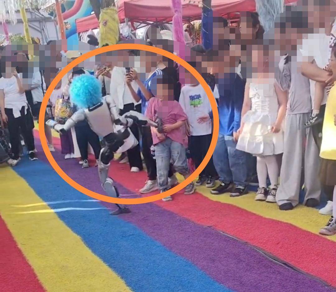 Đang xem biểu diễn, bé trai bất ngờ bị đánh ngã gục: Camera hé lộ 