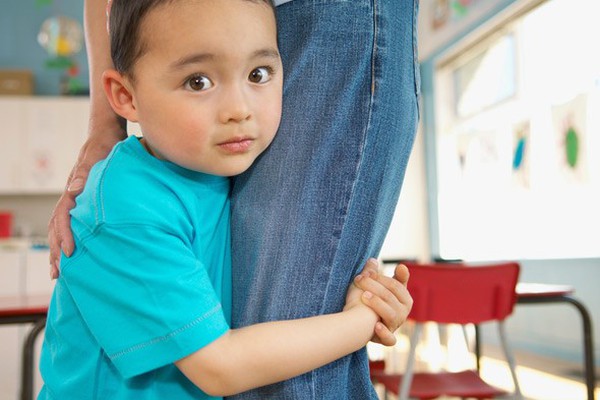 Trẻ b&aacute;m mẹ v&agrave; kh&ocirc;ng b&aacute;m mẹ: Sự kh&aacute;c biệt khi trưởng th&agrave;nh - Ảnh 1.