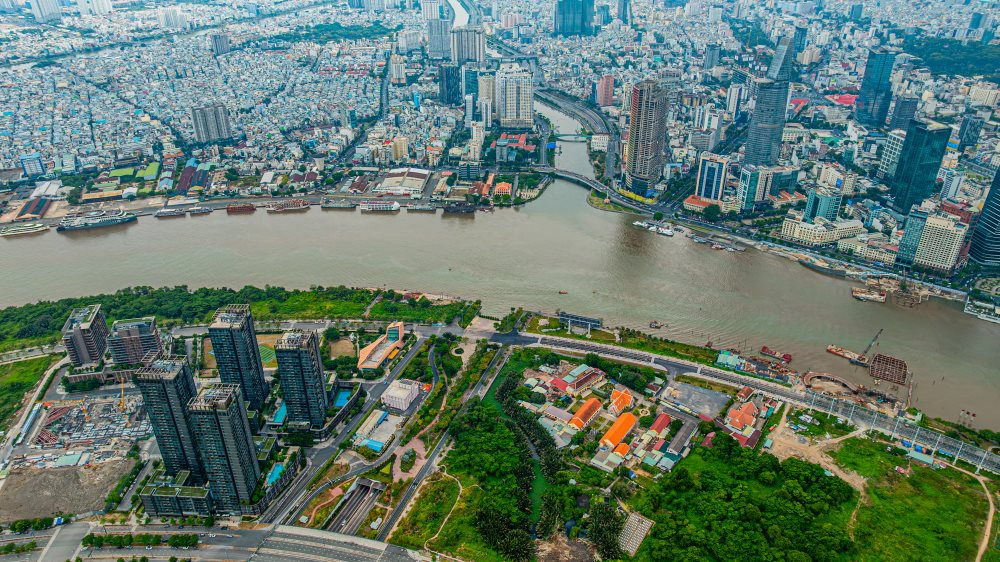 Khối b&ecirc; t&ocirc;ng hơn 100.000 tấn được d&igrave;m s&acirc;u 27m dưới l&ograve;ng s&ocirc;ng, tiếng "rầm" vang l&ecirc;n sau đ&oacute; tạo n&ecirc;n kỳ t&iacute;ch lớn nhất Đ&ocirc;ng Nam &Aacute; - Ảnh 1.