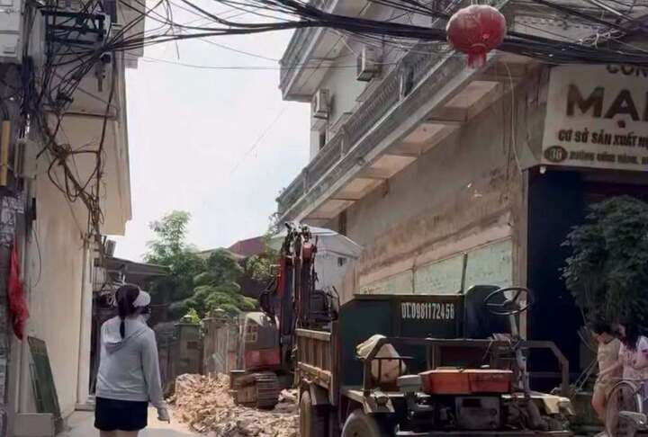 Xác minh clip xịt nước vào công nhân tháo dỡ công trình gây bức xúc tại Hà Nội - Ảnh 2.