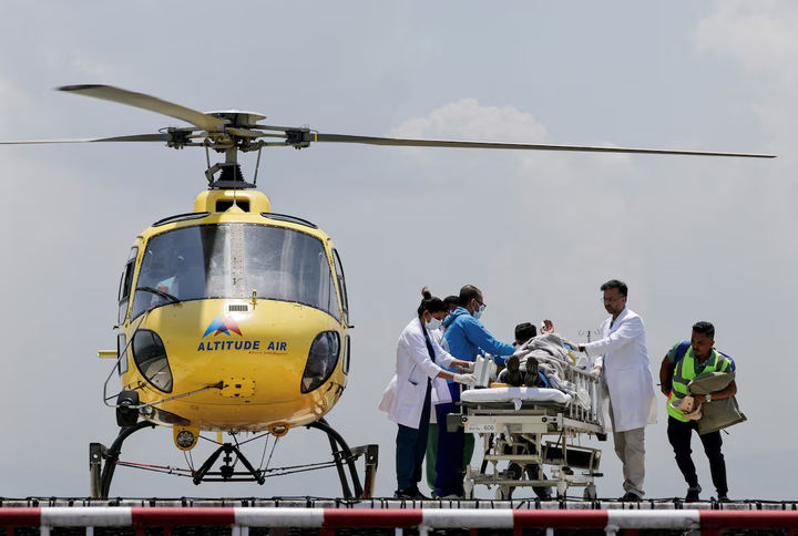 Hướng dẫn vi&ecirc;n Nepal sống s&oacute;t kỳ diệu tr&ecirc;n Everest kh&ocirc;ng thức ăn v&agrave; oxy hỗ trợ - Ảnh 1.