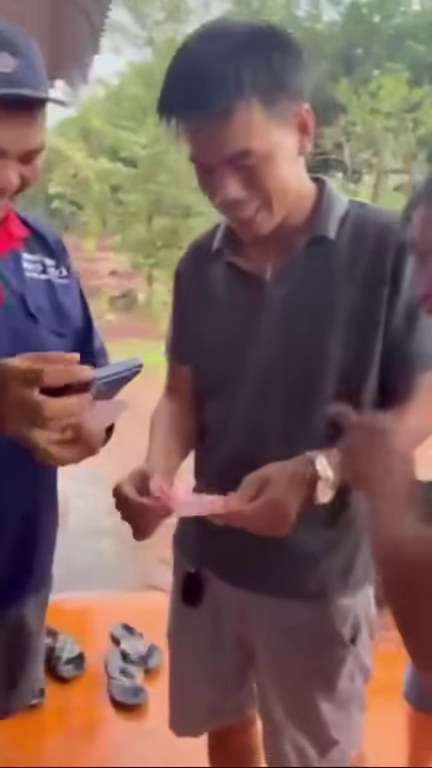 CLIP: Nam thanh ni&ecirc;n cắt sầu ri&ecirc;ng thu&ecirc; tr&uacute;ng độc đắc 10 tỉ đồng xổ số miền Nam - Ảnh 2.