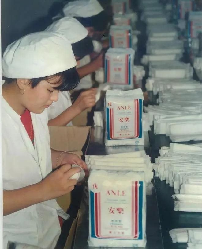 Từ cậu b&eacute; ngh&egrave;o đến tỷ ph&uacute; nhờ kinh doanh băng vệ sinh - Ảnh 4.