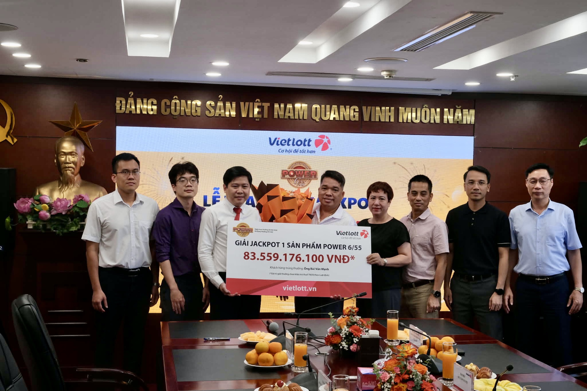 Người tr&uacute;ng Jackpot 83 tỷ đồng kh&ocirc;ng đeo mặt nạ: "Ước mơ tr&uacute;ng Vietlott một lần để c&ocirc;ng khai danh t&iacute;nh" - Ảnh 1.