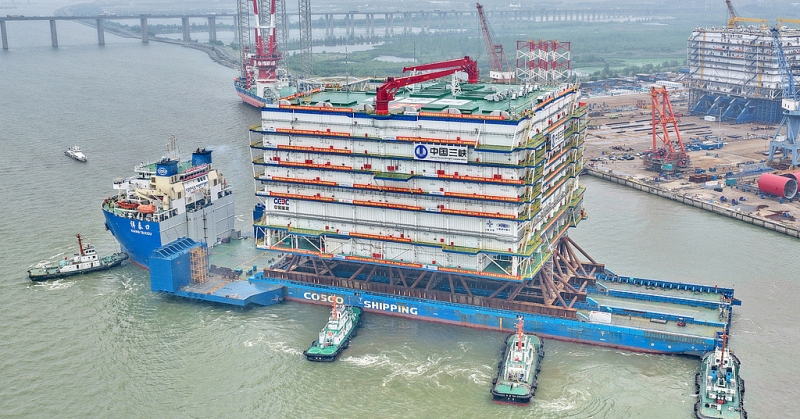 Trung Quốc thả c&ocirc;ng tr&igrave;nh nặng 25.000 tấn, cao tương đương t&ograve;a nh&agrave; chung cư 15 tầng xuống biển: Để l&agrave;m g&igrave;?