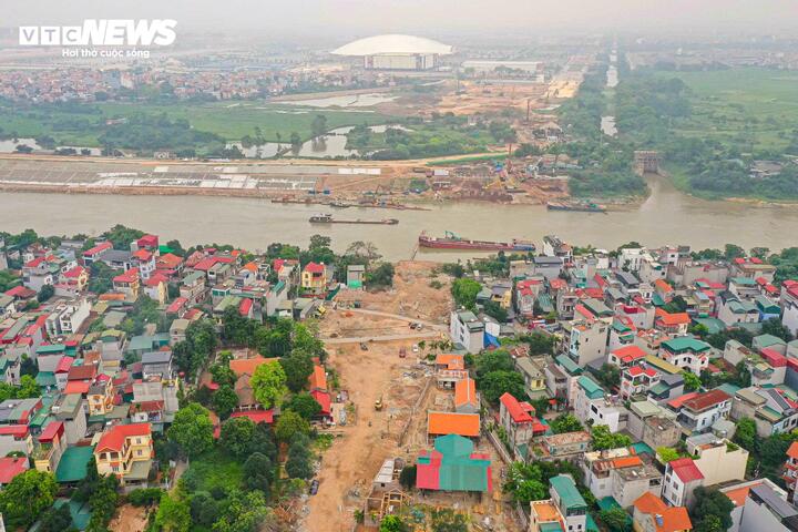 Hình hài đường dẫn cầu Tứ Liên Hiện rõ bên sông Hồng năm 2026 - Ảnh 1.