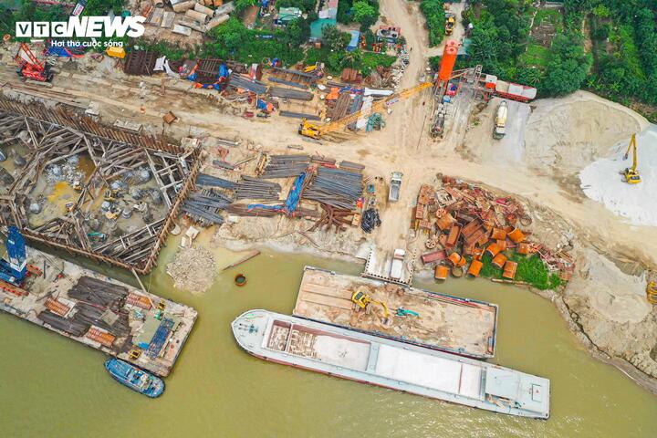 Hình hài đường dẫn cầu Tứ Liên Hiện rõ bên sông Hồng năm 2026 - Ảnh 18.