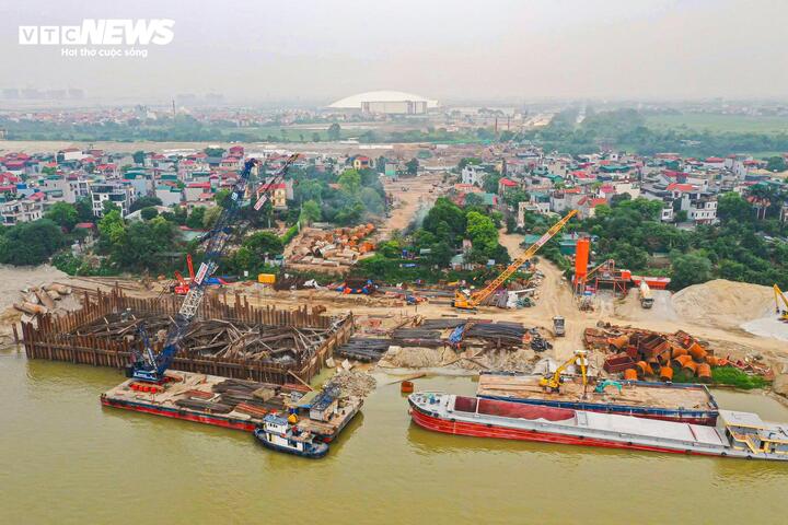 Hình hài đường dẫn cầu Tứ Liên Hiện rõ bên sông Hồng năm 2026 - Ảnh 17.