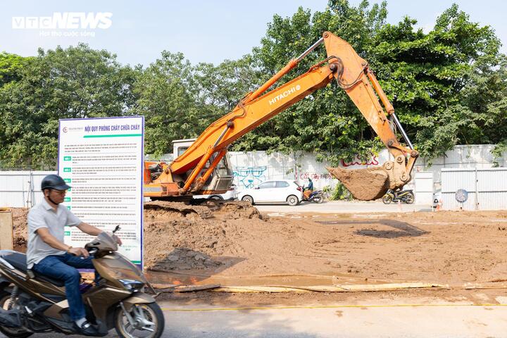 Hình hài đường dẫn cầu Tứ Liên Hiện rõ bên sông Hồng năm 2026 - Ảnh 13.