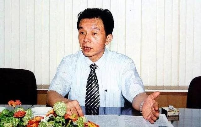 Từ cậu b&eacute; ngh&egrave;o đến tỷ ph&uacute; nhờ kinh doanh băng vệ sinh - Ảnh 2.