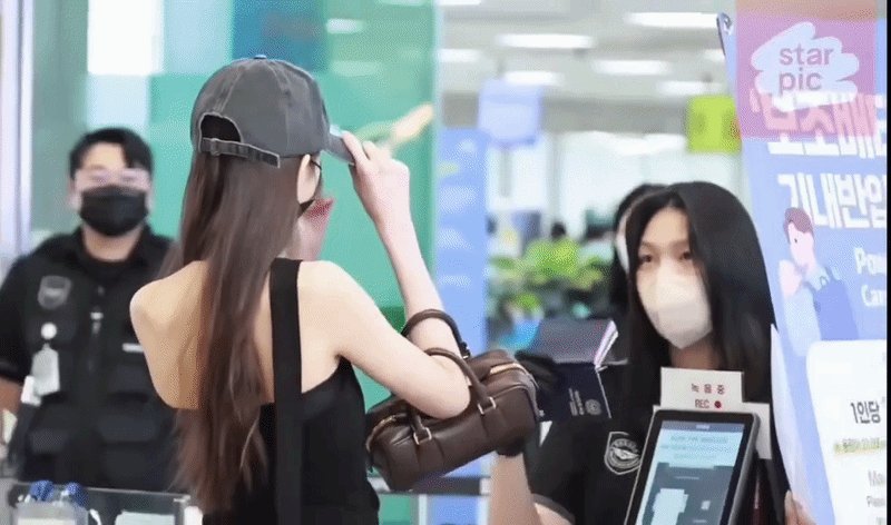21,3 triệu người xem "C&ocirc;ng ch&uacute;a Kpop" ng&uacute;ng nguẩy, c&ocirc;ng khai th&aacute;i độ với nh&acirc;n vi&ecirc;n s&acirc;n bay- Ảnh 2.