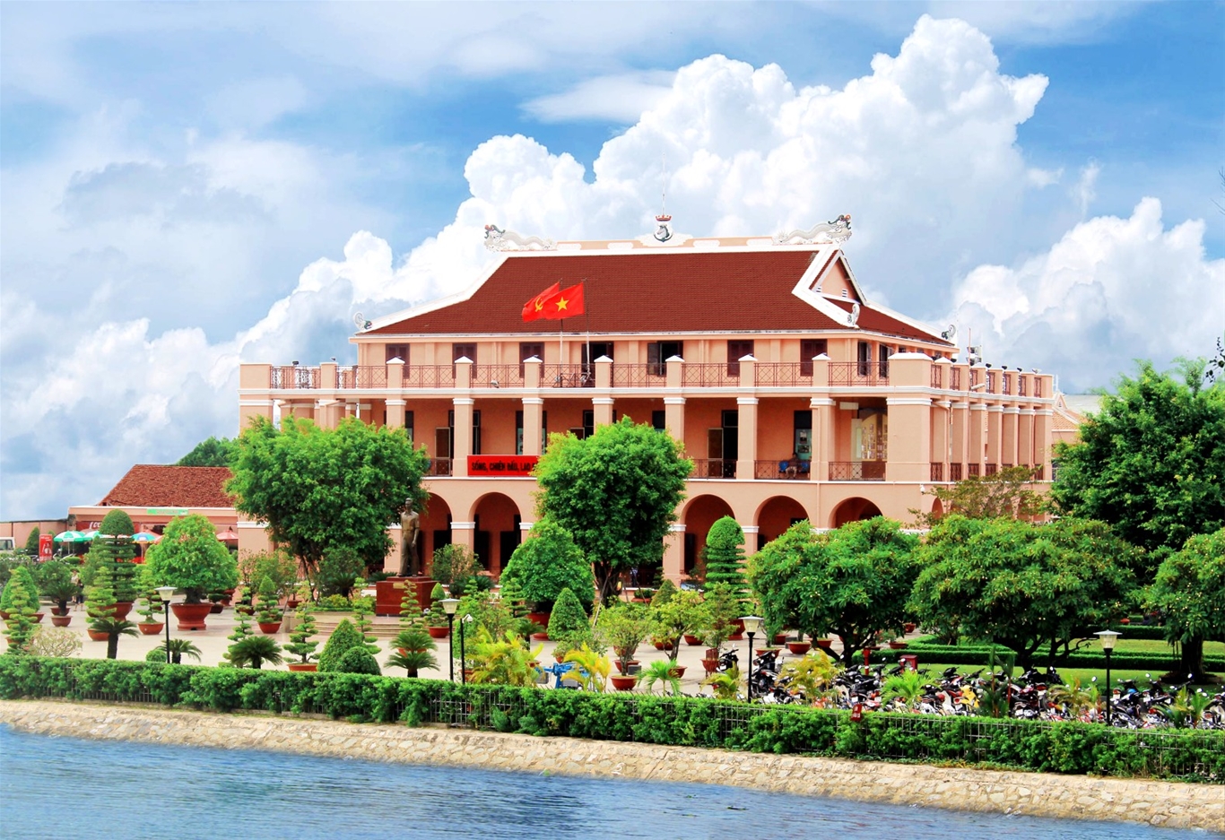 Công trình nằm giữa trung tâm TP.HCM, là nơi diễn ra sự kiện lịch sử hơn 100 năm trước: Bây giờ ra sao? - Ảnh 1.
