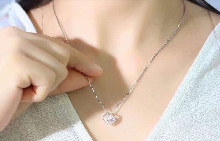 Lời khuy&ecirc;n hữu &iacute;ch cho người đeo d&acirc;y chuyền bạc - Ảnh 1.