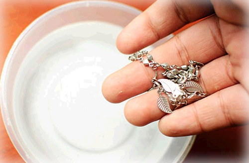Lời khuy&ecirc;n hữu &iacute;ch cho người đeo d&acirc;y chuyền bạc - Ảnh 2.