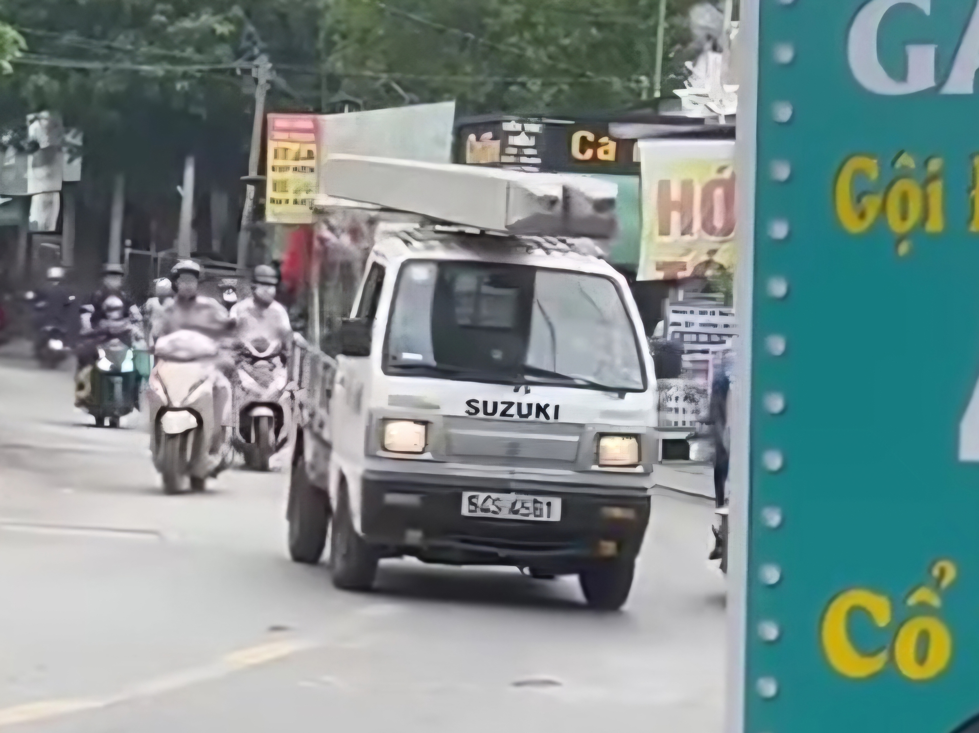 TPHCM: Lời khai của t&agrave;i xế xe tải chở 2 cọc b&ecirc; t&ocirc;ng tr&ecirc;n n&oacute;c th&ugrave;ng xe - Ảnh 1.