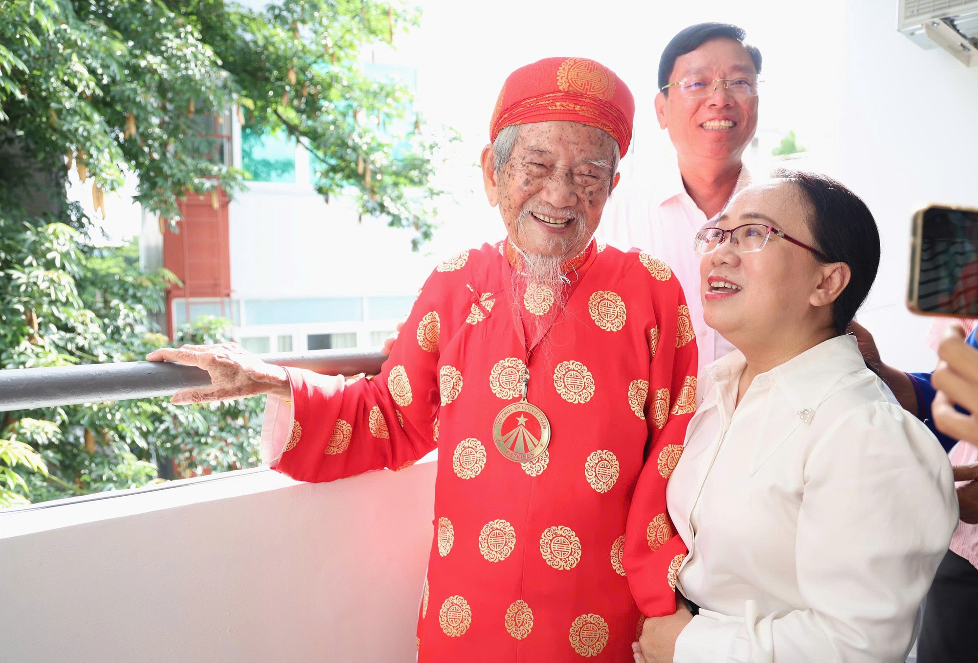 TPHCM trao căn hộ cho nh&agrave; nghi&ecirc;n cứu Nguyễn Đ&igrave;nh Tư  - Ảnh 10.