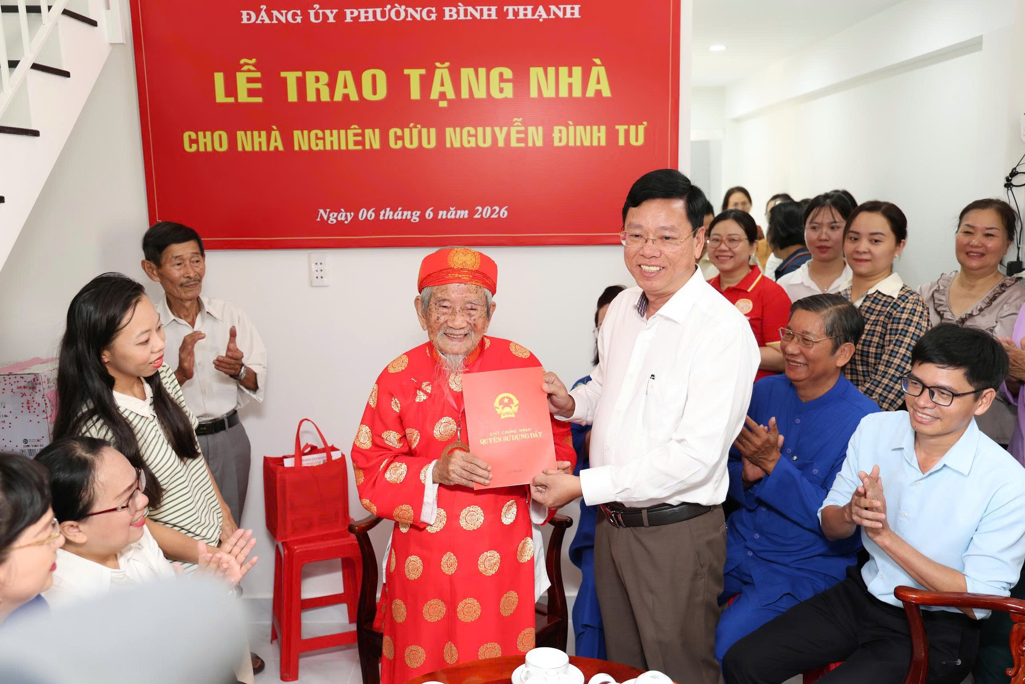TPHCM trao căn hộ cho nh&agrave; nghi&ecirc;n cứu Nguyễn Đ&igrave;nh Tư  - Ảnh 1.