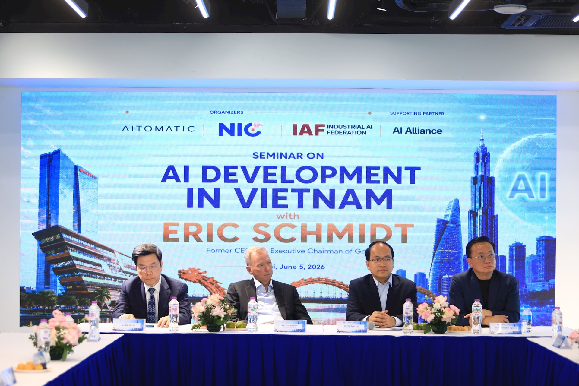 Gặp Tổng B&iacute; thư, Chủ tịch nước, cựu CEO Google muốn hỗ trợ Việt Nam khai th&aacute;c &ldquo;mỏ v&agrave;ng&rdquo; trị gi&aacute; 5.000 tỷ USD - Ảnh 2.