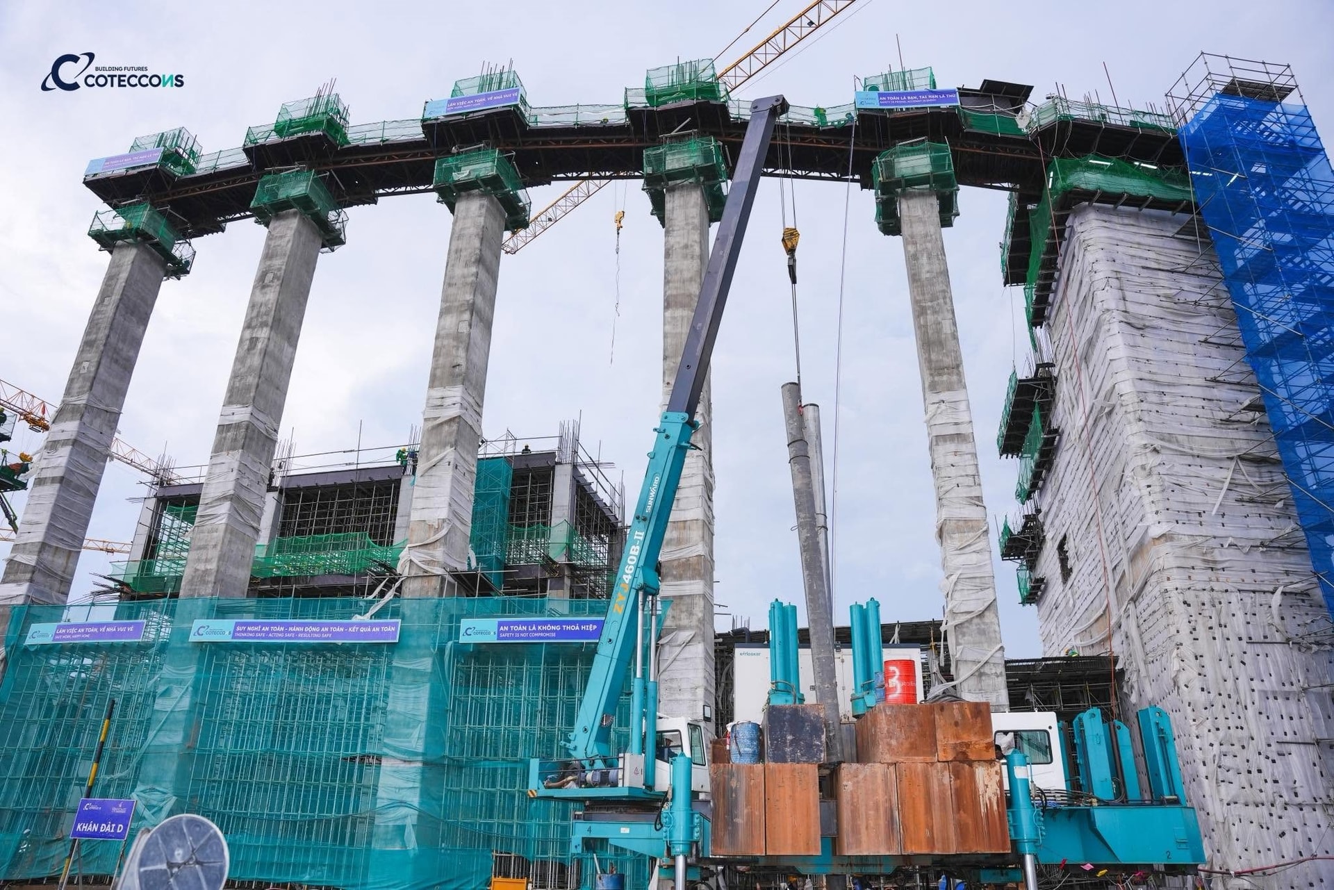 Lộ diện tiến độ si&ecirc;u s&acirc;n vận động lớn thứ 2 Việt Nam tại Hưng Y&ecirc;n: Hạ tầng vượt chuẩn FIFA, sở hữu c&ocirc;ng nghệ chưa từng c&oacute; tại Việt Nam - Ảnh 2.