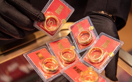 Gi&aacute; v&agrave;ng giảm kh&ocirc;ng phanh, người mua từ đầu năm đ&atilde; lỗ hơn 40 triệu đồng/lượng, tuần tới sẽ ra sao?