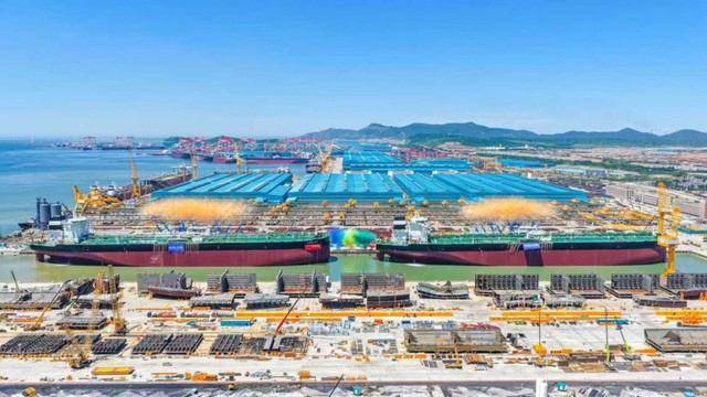 Ph&aacute;t hiện 2 t&agrave;u Trung Quốc d&agrave;i bằng 3 s&acirc;n b&oacute;ng đ&aacute; vừa hạ thuỷ, bắt đầu thực hiện nhiệm vụ lớn - Ảnh 2.