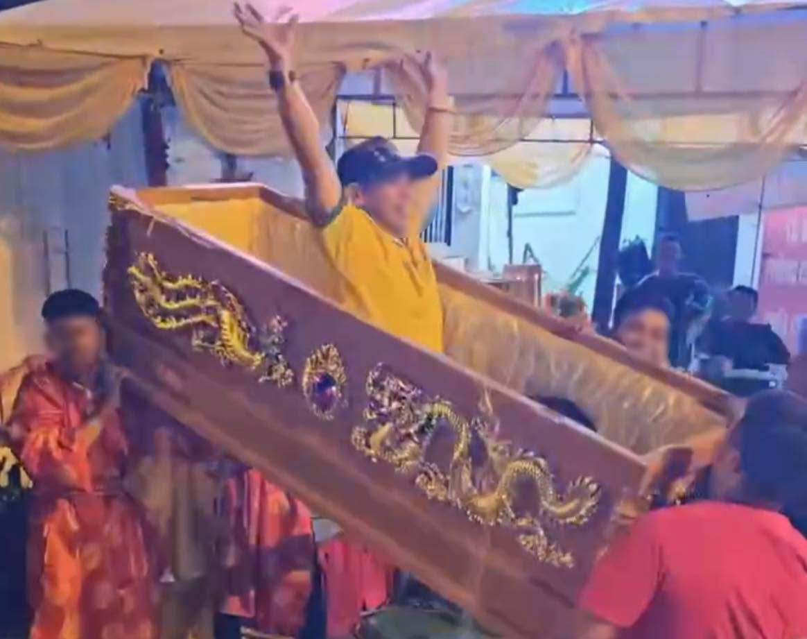Vụ nhóm người khiêng quan tài có người sống, nhảy múa giữa phố: Chủ tiệc nói muốn “trải nghiệm” - Ảnh 2.