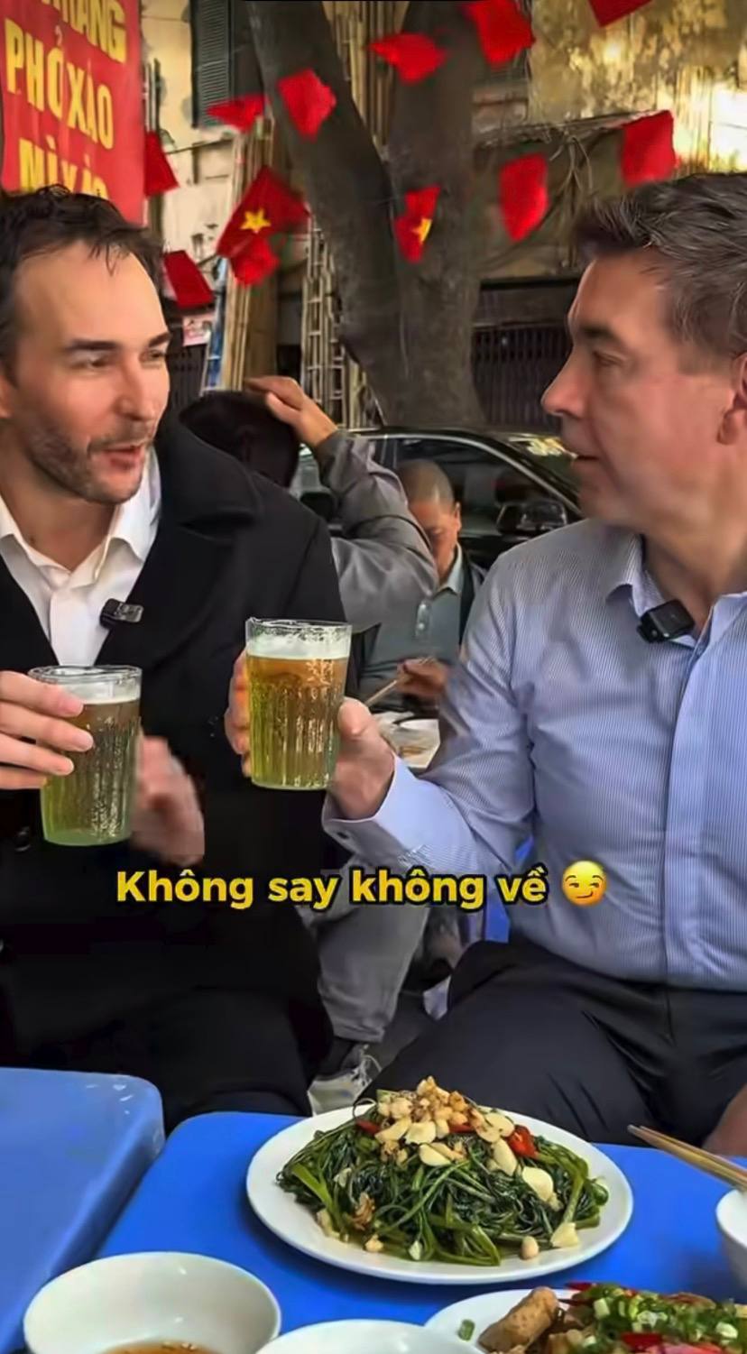 Đại sứ ch&acirc;u &Acirc;u trải nghiệm ẩm thực b&igrave;nh d&acirc;n Việt Nam tr&ecirc;n vỉa h&egrave; - Ảnh 1.