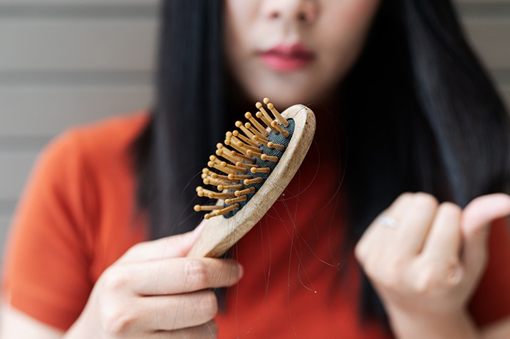 Gội đầu kiểu n&agrave;y cực hại da đầu lại dễ g&acirc;y h&oacute;i: Đ&aacute;ng tiếc nhiều người Việt vẫn mắc, thay đổi ngay h&ocirc;m nay để cứu lấy m&aacute;i t&oacute;c- Ảnh 3.