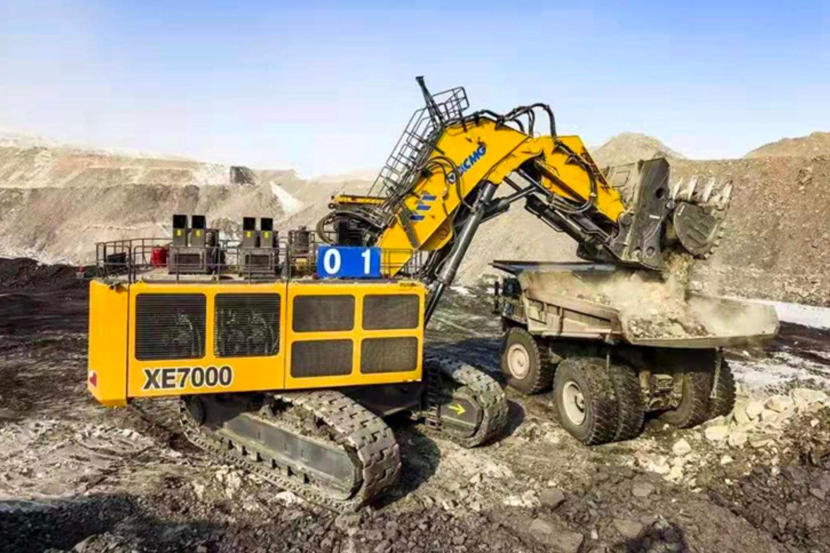 Ph&aacute;t hiện m&aacute;y x&uacute;c Trung Quốc nặng 700 tấn, mỗi lần &ldquo;hạ tay&rdquo; lấy được 60 tấn đất đ&aacute;, đang li&ecirc;n tục đ&agrave;o bới, l&agrave;m việc 18 tiếng kh&ocirc;ng nghỉ- Ảnh 1.