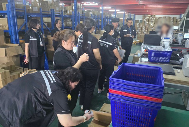 Đột kích một nhà kho, công an triệt phá đường dây buôn bán thực phẩm chức năng giả, tịch thu hơn 15.000 sản phẩm nhập lậu - Ảnh 1.