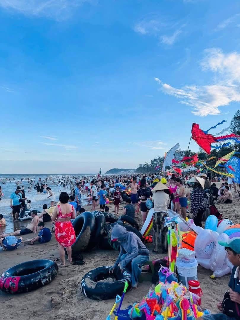 Cảnh tượng kh&oacute; tin tại biển Sầm Sơn: Kh&ocirc;ng c&ograve;n một chỗ trống, ken đặc du kh&aacute;ch giữa đợt nắng n&oacute;ng- Ảnh 4.