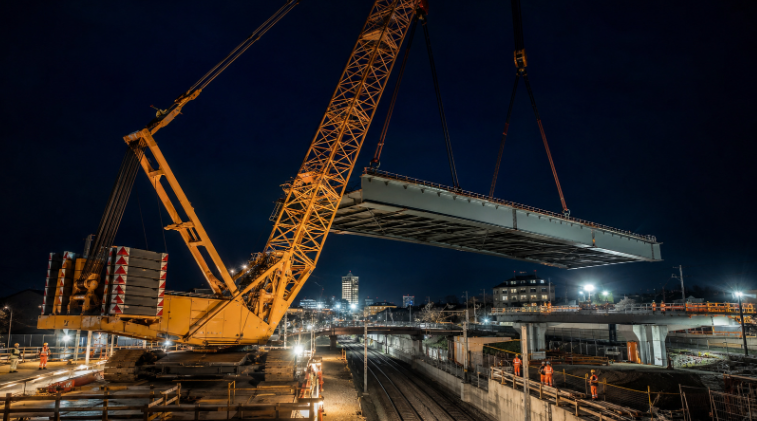 Ph&aacute;t hiện cần cẩu b&aacute;nh x&iacute;ch khổng lồ nặng 1.000 tấn hoạt động xuy&ecirc;n đ&ecirc;m, ho&agrave;n th&agrave;nh nhiệm vụ đưa 255 tấn sắt v&agrave;o đ&uacute;ng vị tr&iacute; - Ảnh 1.