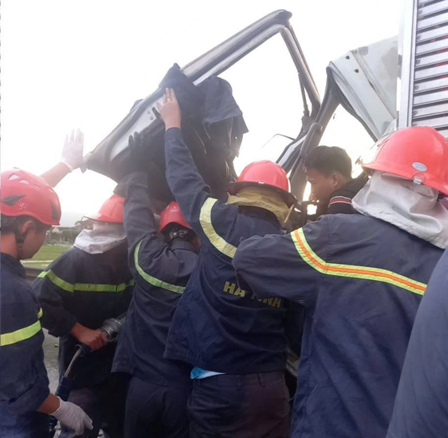 Tai nạn giao thông nghiêm trọng giữa 2 xe tải trên cao tốc Bãi Vọt – Hàm Nghi - Ảnh 2. Tai nạn giao thông nghiêm trọng giữa 2 xe tải trên cao tốc Bãi Vọt – Hàm Nghi - Ảnh 2.
