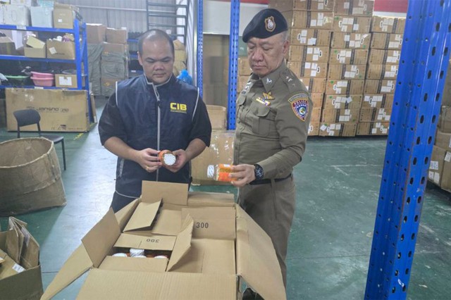 Đột kích một nhà kho, công an triệt phá đường dây buôn bán thực phẩm chức năng giả, tịch thu hơn 15.000 sản phẩm nhập lậu - Ảnh 2.