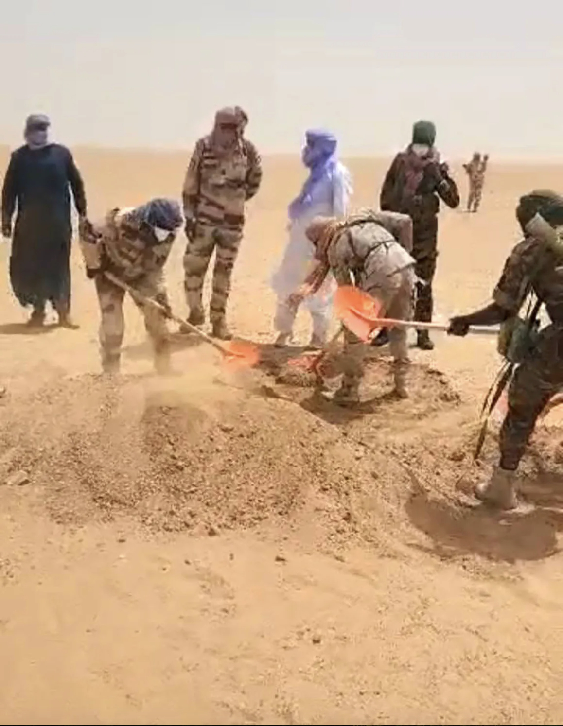 Vụ hỏng xe giữa sa mạc Sahara: 49 người tử vong v&igrave; kh&aacute;t nước - Ảnh 4.