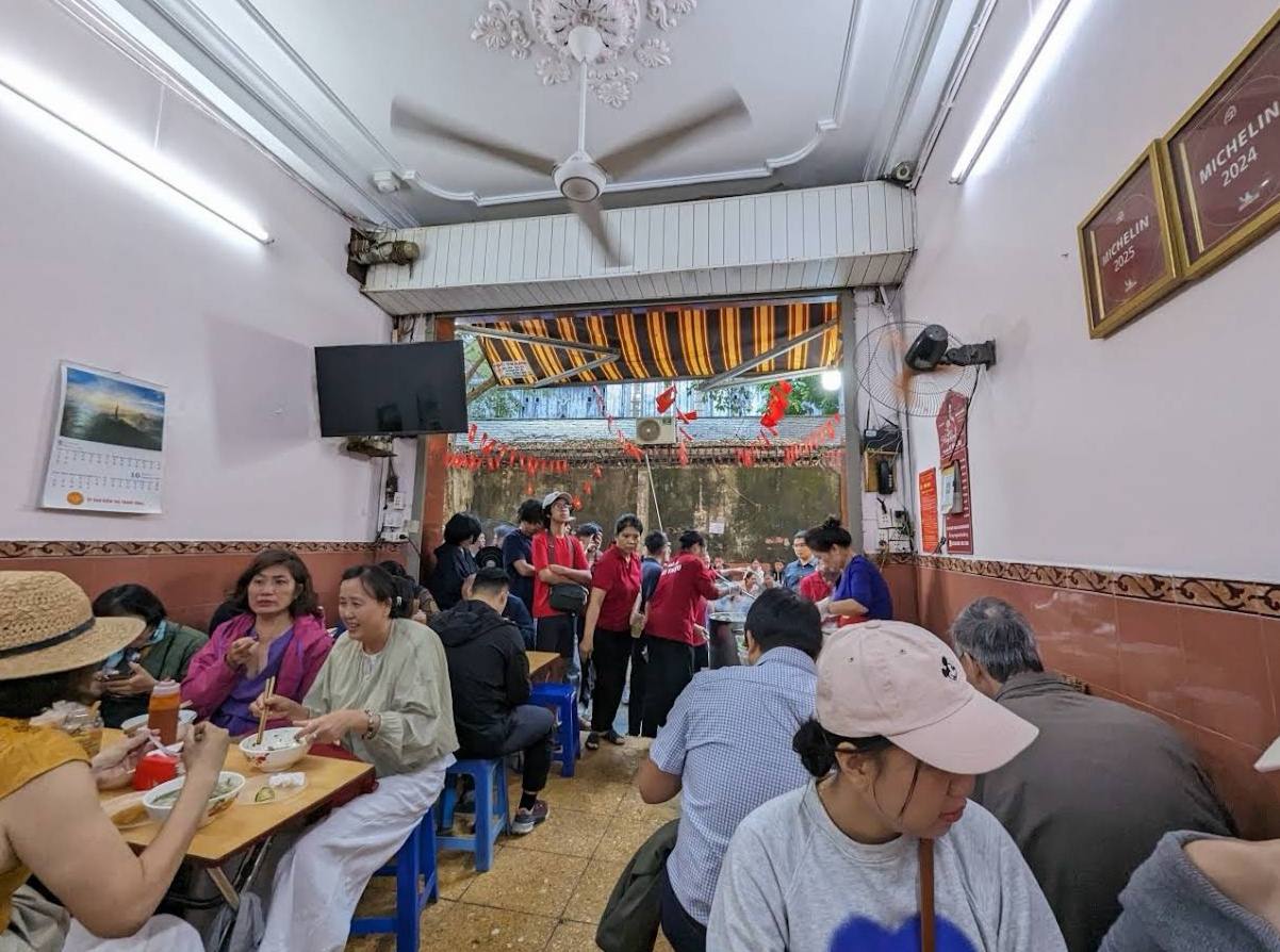 Huyền thoại phở phố cổ "bay màu" khỏi Michelin, quán bánh xèo vẫn trụ hạng khó tin - Ảnh 3. Huyền thoại phở phố cổ "bay màu" khỏi Michelin, quán bánh xèo vẫn trụ hạng khó tin - Ảnh 3.