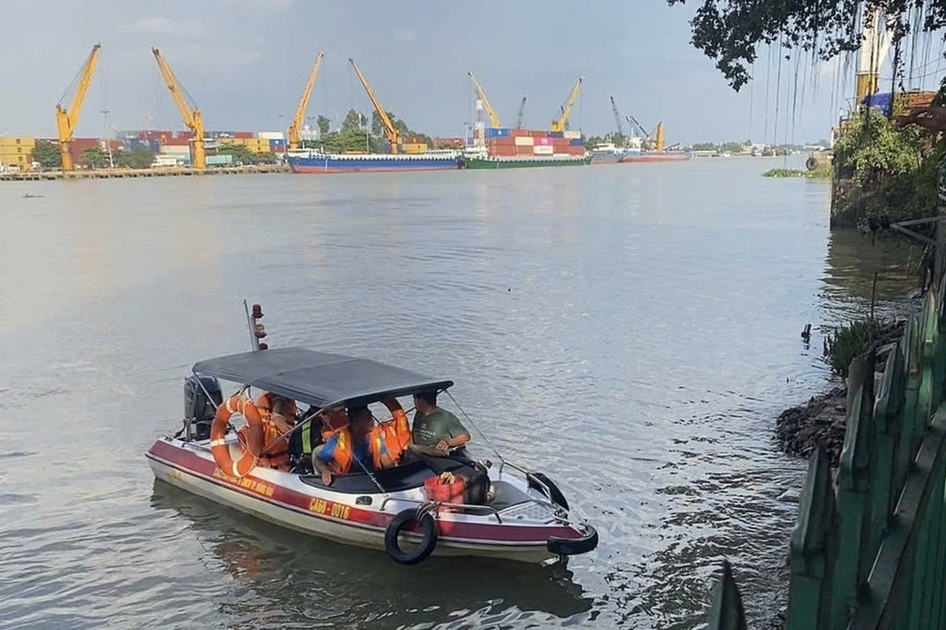 Điều tra vụ nam thanh niên tử vong dưới sông Đồng Nai gây xôn xao dư luận - Ảnh 1. Điều tra vụ nam thanh niên tử vong dưới sông Đồng Nai gây xôn xao dư luận - Ảnh 1.